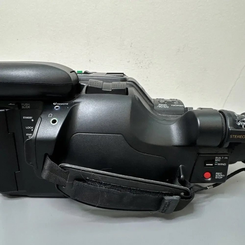Sony Handycam NTSC Video 8 CCD-F77 Camcorder & Battery Black